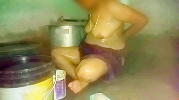 Desi New MMs. Kerala aunty bathing in village home, caught on cam