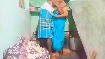 Desi XXX ! Home sex scandal of Kerala aunty with neighbor leaked