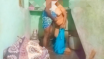 Desi XXX ! Home sex scandal of Kerala aunty with neighbor leaked