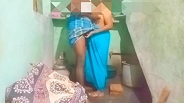 Desi XXX ! Home sex scandal of Kerala aunty with neighbor leaked