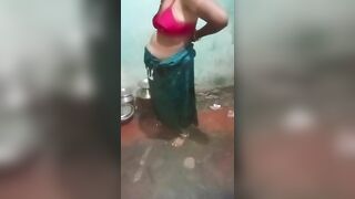 Big Bomb Aunty - Hot Kerala aunty show boobs in public park | AREA51.PORN