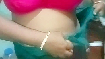 Desi XXX ! Kerala aunty show me big boobs