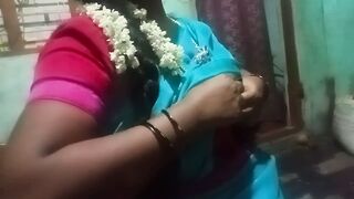 Sexy Kerala aunty showing her big boobs at home