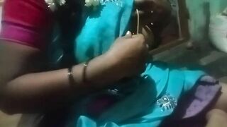 Sexy Kerala aunty showing her big boobs at home