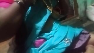 Sexy Kerala aunty showing her big boobs at home