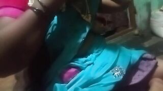 Sexy Kerala aunty showing her big boobs at home