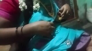 Sexy Kerala aunty showing her big boobs at home