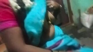 Sexy Kerala aunty showing her big boobs at home