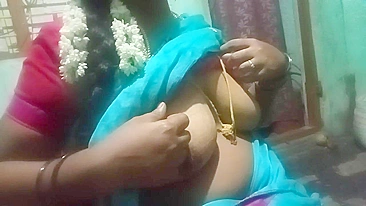 Sexy Kerala aunty showing her big boobs at home