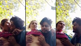 Hot Kerala aunty show boobs in public park