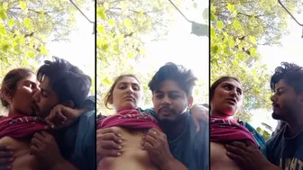 Hot Kerala aunty show boobs in public park