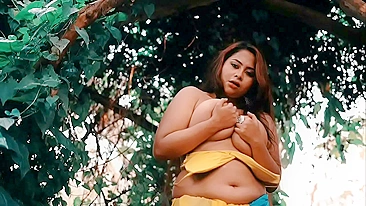Chubby Kerala aunty big boobs show outdoor in jungle