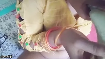 Hungry for sex Kerala aunty inserted fat banana in her wet pussy. Leaked