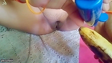 Hungry for sex Kerala aunty inserted fat banana in her wet pussy. Leaked