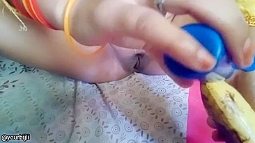 Hungry for sex Kerala aunty inserted fat banana in her wet pussy. Leaked