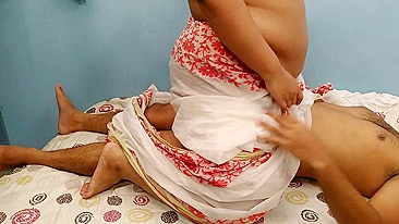 Desi aunty uncle ki sath cheating kar rahe hain aur naukar ke saath choda chudi kar rahee hain