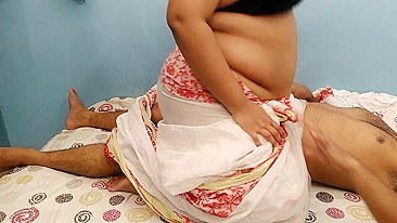 Desi aunty uncle ki sath cheating kar rahe hain aur naukar ke saath choda chudi kar rahee hain