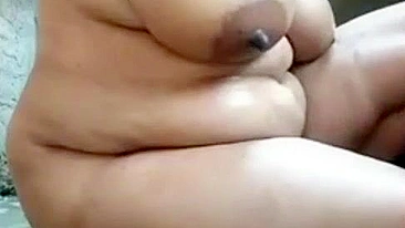 Scandal Desi XXX video! Indian busty aunty RLY Queen stripchat show nude