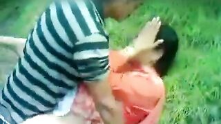 Viral Desi XXX MMS! Indian shy aunty fuck in outdoor in jungle two local dude