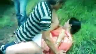 Viral Desi XXX MMS! Indian shy aunty fuck in outdoor in jungle two local dude