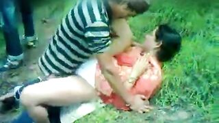 Viral Desi XXX MMS! Indian shy aunty fuck in outdoor in jungle two local dude