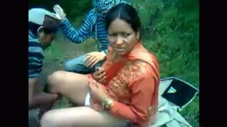 Viral Desi XXX MMS! Indian shy aunty fuck in outdoor in jungle two local dude