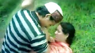 Viral Desi XXX MMS! Indian shy aunty fuck in outdoor in jungle two local dude