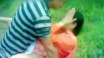 Viral Desi XXX MMS! Indian shy aunty fuck in outdoor in jungle two local dude