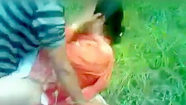 Viral Desi XXX MMS! Indian shy aunty fuck in outdoor in jungle two local dude