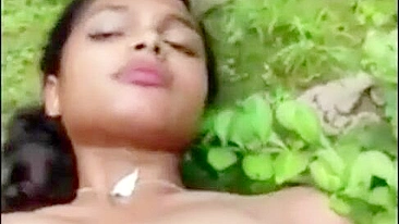 Viral Desi MMS - Desi shy bitch first time fuck outdoor on cam, Hindi audio