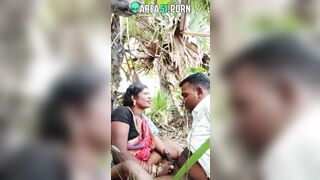 Choda Chodi XXX! Desi aunty give blowjob local boy outdoor under tree