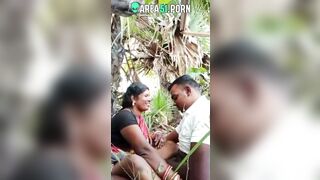 Choda Chodi XXX! Desi aunty give blowjob local boy outdoor under tree