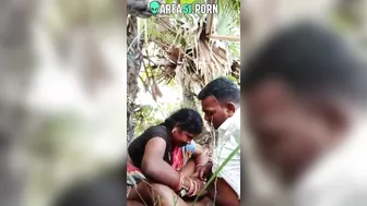 Choda Chodi XXX! Desi aunty give blowjob local boy outdoor under tree