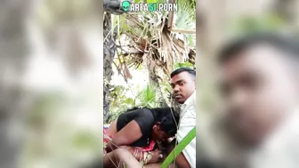 Choda Chodi XXX! Desi aunty give blowjob local boy outdoor under tree