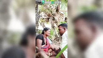 Choda Chodi XXX! Desi aunty give blowjob local boy outdoor under tree