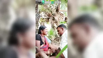 Choda Chodi XXX! Desi aunty give blowjob local boy outdoor under tree