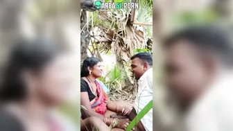 Choda Chodi XXX! Desi aunty give blowjob local boy outdoor under tree