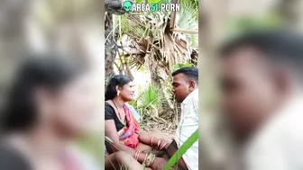Choda Chodi XXX! Desi aunty give blowjob local boy outdoor under tree