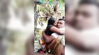 Choda Chodi XXX! Desi aunty give blowjob local boy outdoor under tree