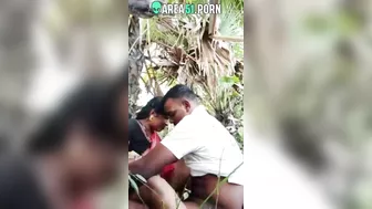 Choda Chodi XXX! Desi aunty give blowjob local boy outdoor under tree