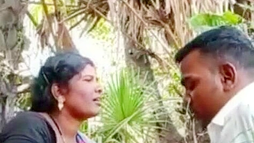 Choda Chodi XXX! Desi aunty give blowjob local boy outdoor under tree