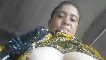 Choda Chodi XXX! Busty Desi aunty showing boobs and pussy lover on TikTok