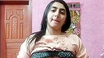 Leaked Desi MMS! Beautiful Pakistani nude wife trying new salwar on cam