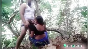 Scandal Desi XXX MMS! Sexy indian aunty outdoor gets sex in jungle