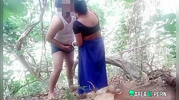 Scandal Desi XXX MMS! Sexy indian aunty outdoor gets sex in jungle
