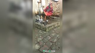 An Indian village bhabhi pissing was captured by the devar