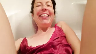Kinky MILF Drinking Own Piss After Masturbating in the Bathtub!