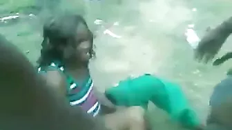 South African Hooker Gets Fucked Outdoor By Security Guy While Bystanders Watching And Taping