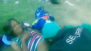 South African Hooker Gets Fucked Outdoor By Security Guy While Bystanders Watching And Taping