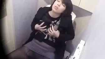 Tantalizing Teen in Bubble Bath - Japanese Amateur's Steamy Solo session